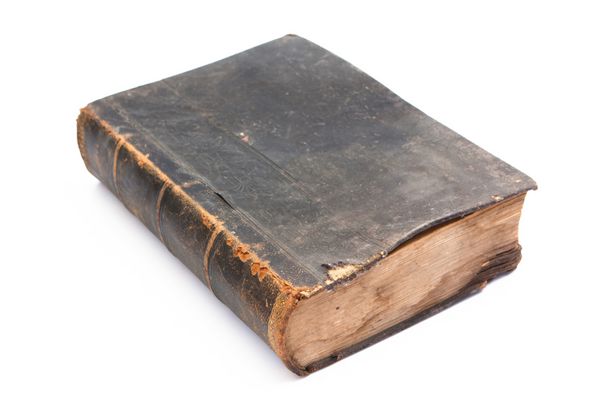 کتاب چرمی 100 ساله آن پتینه زیبا را دارد که فقط قرن ها می توانند ایجاد کنند