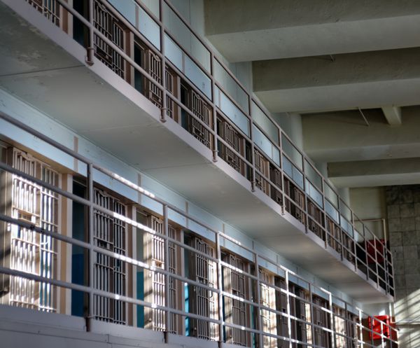 بلوک سلول در داخل یک زندان قدیمی که دیگر استفاده نمی شود - زندان