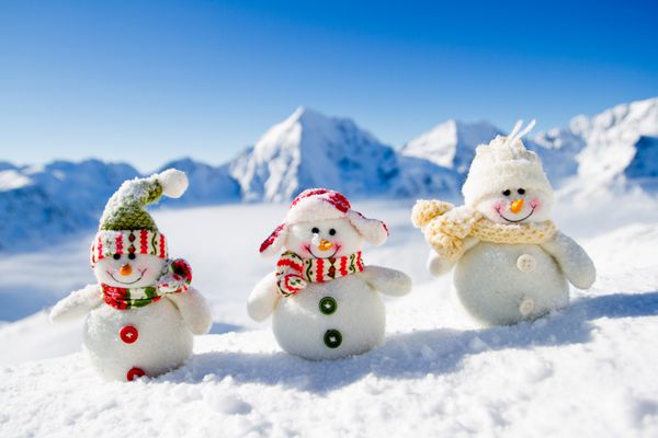 زمستان کریسمس - دوستان آدم برفی شاد کوه های برفی در پس زمینه