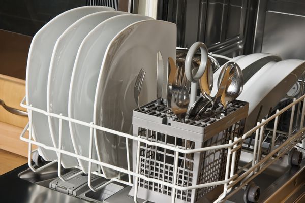 ماشین ظرفشویی با ظروف سفید تمیز