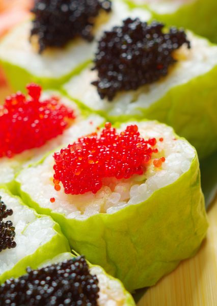 سوشی ژاپنی غذای سنتی ژاپنی رول ساخته شده از ماهی دودی و قلیه