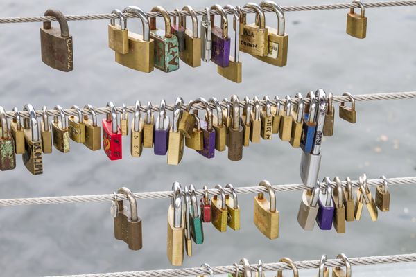 بسیاری از قفل های عشق بر روی پل در لیوبلیانا - نمادی از عشق ابدی دوستی و عاشقانه لیوبلیانا اسلوونی اروپا