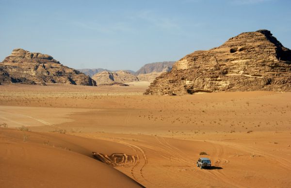 ماشین جیپ در بیابان