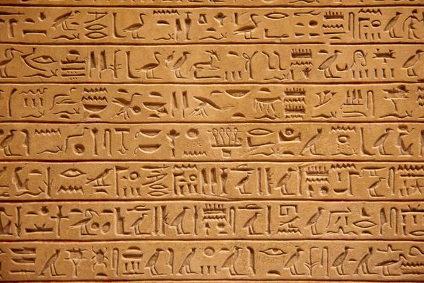 هیروگلیف مصری روی دیوار سنگی