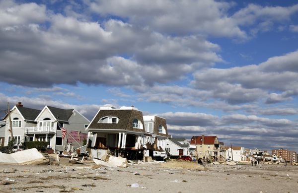 دور نیویورک - 4 نوامبر خانه های ساحلی ویران شده پس از طوفان شنی در 4 نوامبر 2012 در دور نیویورک