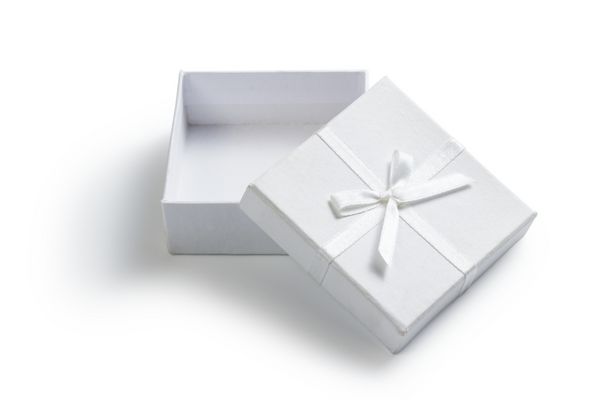 جعبه هدیه باز سفید ساده جدا شده روی سفید
