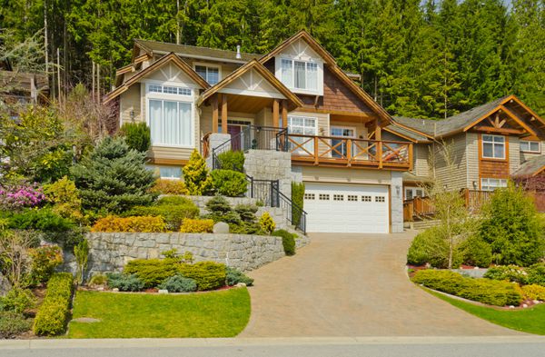 خانه لوکس سفارشی بزرگ در شیب y با محوطه جلویی زیبا در حومه شمال ونکوور کانادا