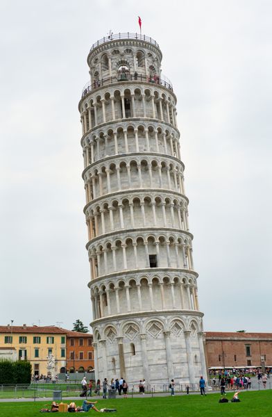 گردشگران در اطراف برج پیزا ایتالیا 2012