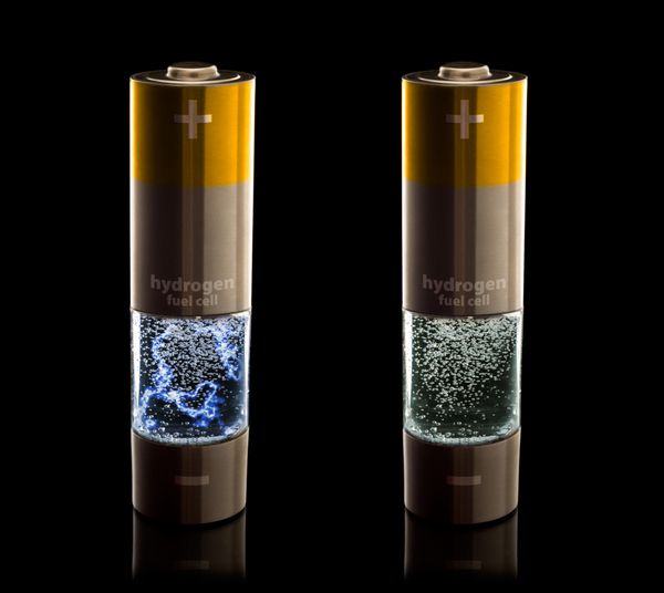 مفهومی برای پیل سوختی خانگی هیدروژنی باتری های aa با محفظه پر از آب حباب نسخه های با و بدون تخلیه الکتریکی در آب