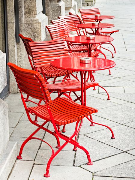 میز و صندلی در یک کافه پیاده رو در رم - ایتالیا