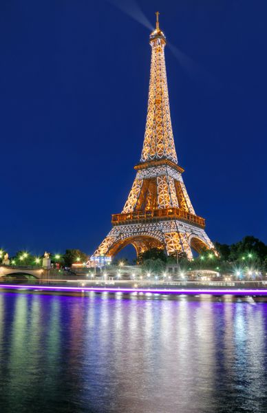 پاریس - 30 ژوئیه برج ایفل روشن و رودخانه سن در 30 ژوئیه 2012 در پاریس فرانسه برج ایفل معروف ترین مناظر پاریس است