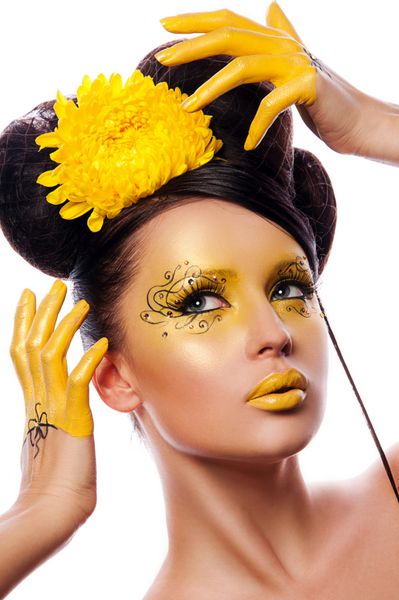 زن با رنگ زرد