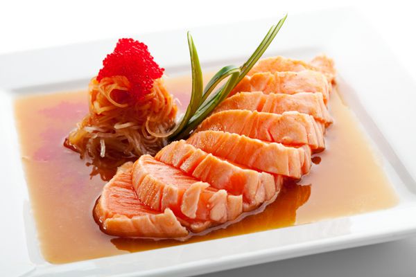 غذاهای ژاپنی - فیله ماهی قزل آلا با رشته فرنگی و سس