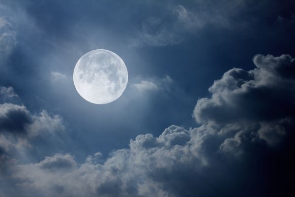 آسمان شب با ماه و ابر