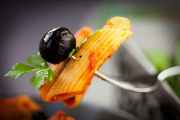 غذای ایتالیایی پنه پاستا با سس گوجه فرنگی زیتون و تزئین