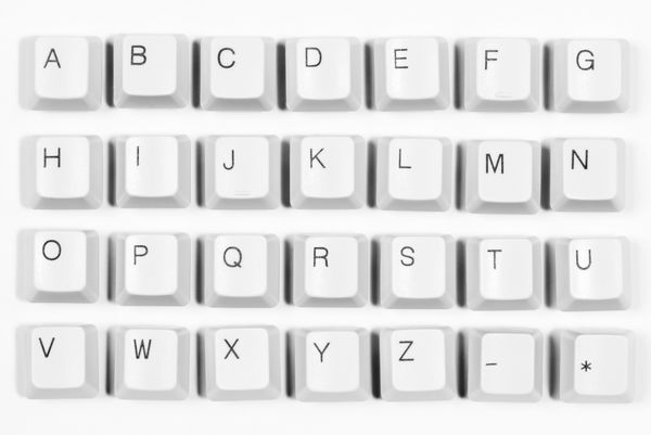 الفبای ساخته شده از حروف صفحه کلید کامپیوتر پس زمینه سفید