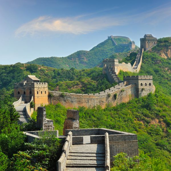 دیوار بزرگ چین در تابستان با آسمان زیبا