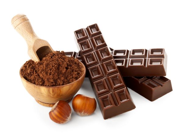 شکلات با پودر کاکائو جدا شده در زمینه سفید