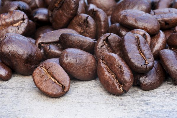 تصویر ماکرو از دانه های قهوه با عمق میدان کم