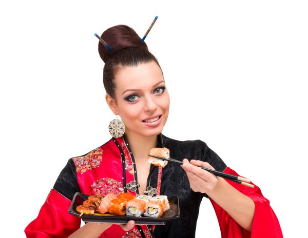 زنی با لباس قرمز سنتی در حال خوردن سوشی جدا شده در زمینه سفید