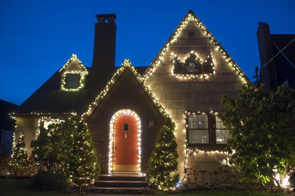 خانه حومه شهر که با چراغ های کریسمس تزئین شده است