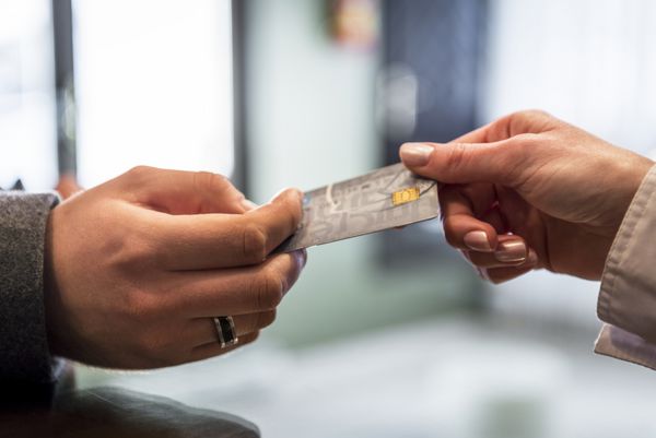 نمای نزدیک کارت اعتباری در دست انسان