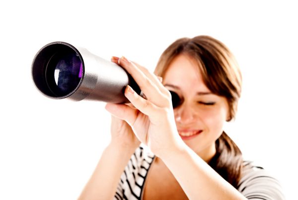 زن جوان با تلسکوپ جدا شده در پس زمینه سفید