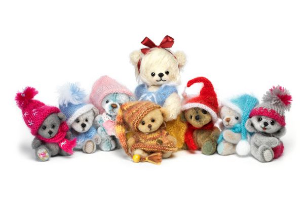 خانواده خرس های عروسکی کلاسیک در لباس تعطیلات