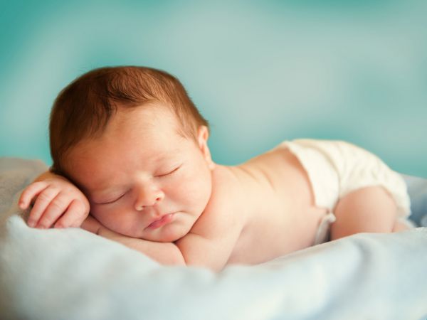 نوزاد پسر کوچک 14 روزه می خوابد