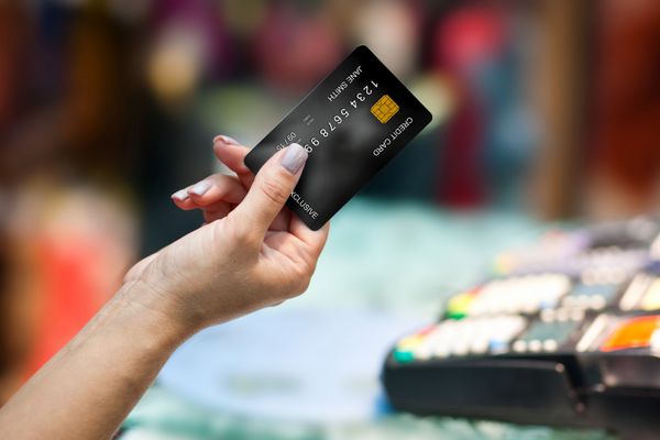 نزدیک دست زنی که کارت اعتباری در دست دارد