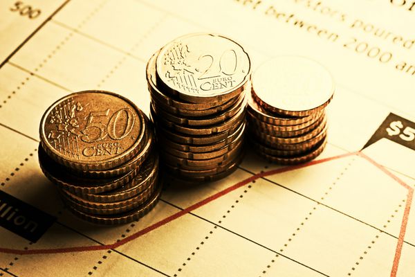 سکه یورو روی نمودار روند صعودی و نزولی مالی