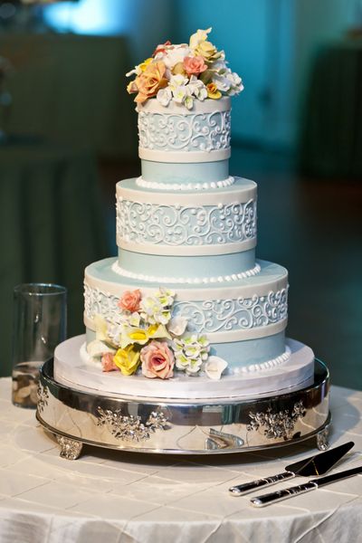 کیک عروسی سه طبقه آبی و سفید با گل رز قنادی