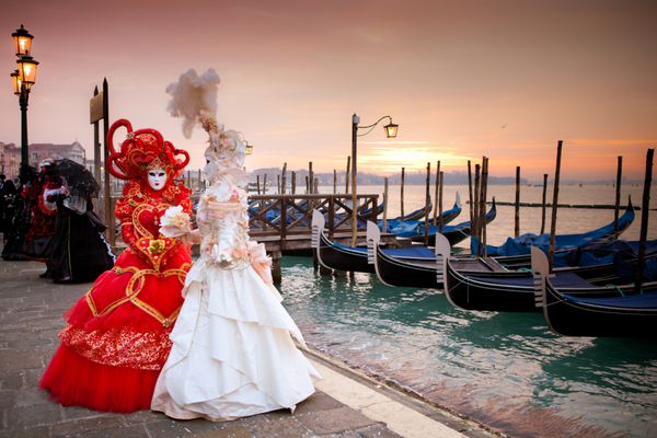 طلوع آفتاب در ونیز ایتالیا در مقابل گوندولاها در کانال بزرگ زنان لباس پوشیده زیبا