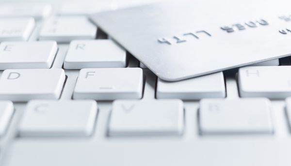 نزدیک کارت اعتباری روی صفحه کلید کامپیوتر مفهوم خرید اینترنتی