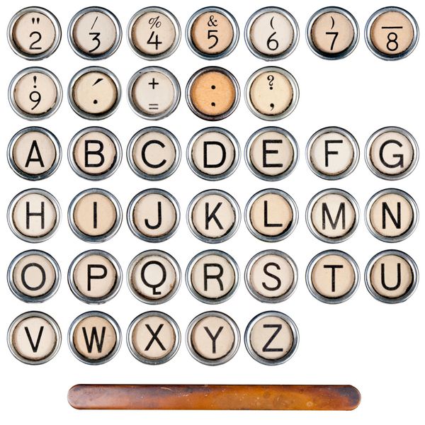 کلیدهای ماشین تحریر قدیمی گرانج جدا شده روی سفید دکمه های تمام حروف الفبا با لبه نقره ای