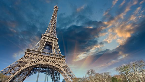 نمایی زیبا از برج ایفل در پاریس