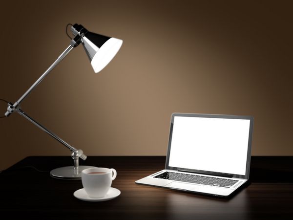 تصویر تولید شده توسط کامپیوتر از لپ تاپ چراغ رومیزی و فنجان قهوه در اتاق تاریک روی میز چوبی