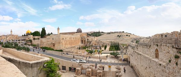نمای ورودی عمومی دیوار زاری تپه معبد دیوار غربی و گنبد مسجد با پس زمینه کوه زیتون 