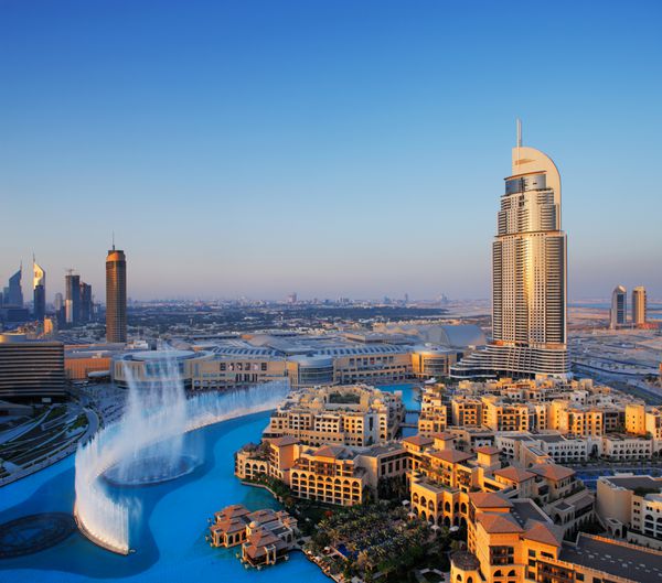 مرکز شهر دبی امارات - 7 مه - فواره دبی در دریاچه برج خلیفه 30 هکتاری ساخته شده است 63 طبقه 302 2 متر آدرس el در سمت راست قابل مشاهده است عکس گرفته شده در 7 مه 2010