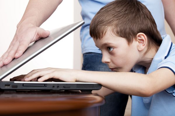 پدر لپ تاپ پسر را می بندد اعتیاد به کامپیوتر