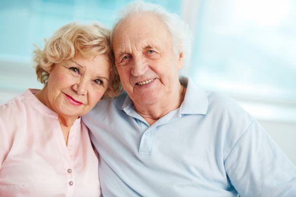 پرتره یک زوج سالمند صادق که از دوران بازنشستگی خود لذت می برند