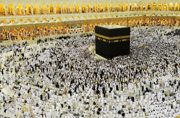 مکه - 21 ژوئیه زائران داخل کعبه در 21 ژوئیه 2012 در مکه عربستان سعودی کعبه در مکه مقدس ترین و پربازدیدترین مسجد برای همه مسلمانان است