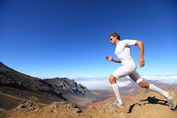 ورزش دویدن مرد دونده در حال دویدن در فضای باز در طبیعت دیدنی مسیر تمرینی ورزشکار مرد عضلانی مناسب برای دوی ماراتن مرد ورزشکار خوش اندام که با لباس های فشرده در دوی سرعت تمرین می کند