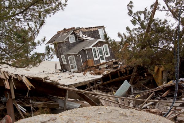 mantoloking nj - 13 ژانویه یک خانه کج شده از پایه آن در ساحل در 13 ژانویه 2013 در mantoloking نیوجرسی پاکسازی 75 روز پس از وقوع طوفان شنی در اکتبر 2012 ادامه دارد