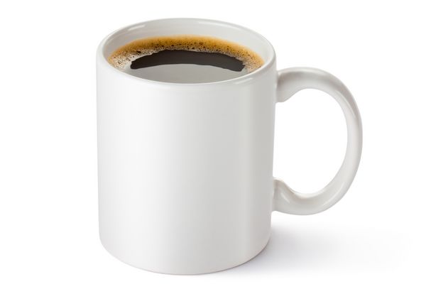 لیوان قهوه سرامیکی سفید جدا شده بر روی یک سفید