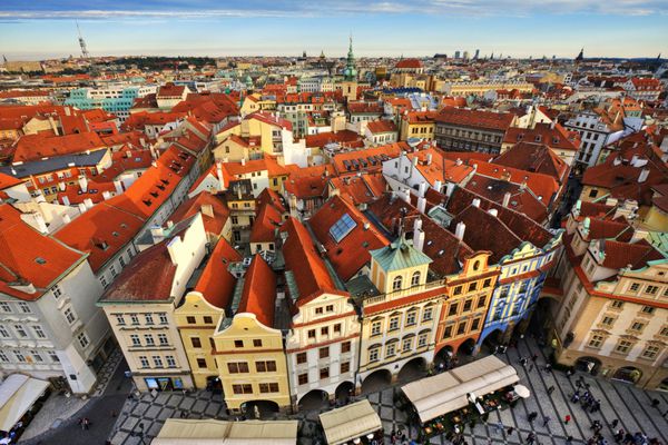 خانه‌هایی با سقف‌های قرمز سنتی در میدان شهر قدیمی پراگ در جمهوری چک