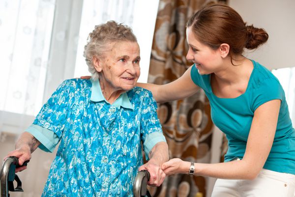 زن سالمند با مراقبش در خانه