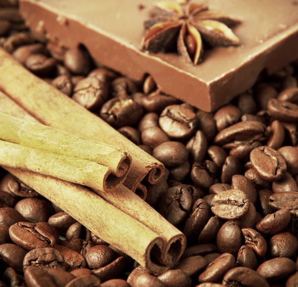 دانه های قهوه با چوب دارچین و شکلات