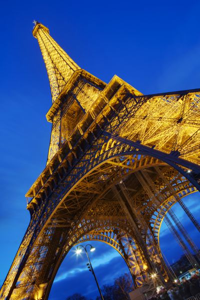 پاریس - 01 ژانویه برج ایفل در 01 ژانویه 2013 در شب در پاریس فرانسه در سال 1889 به عنوان طاق ورودی نمایشگاه جهانی 1889 ساخته شد و به نماد فرهنگی جهانی فرانسه تبدیل شده است