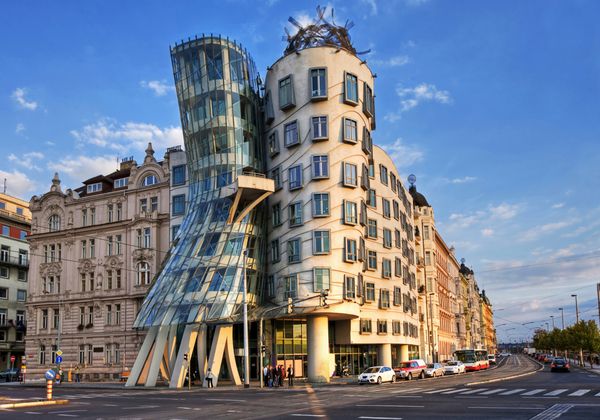 پراگ - 13 سپتامبر ساختمان مدرن همچنین به عنوان خانه رقص شناخته می شود طراحی شده توسط vlado milunic و Frank O گهری روی راسینوو نابرزی ایستاده است تصویربرداری شده در 13 سپتامبر 2012 در پراگ